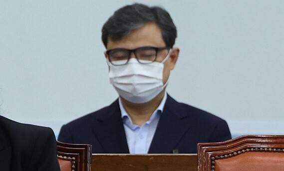 19일 국회 행정안전위원회 소관부처 업무보고를 위해 참석한 진실·화해를위한과거사정리위원회(진실화해위) 이옥남 상임위원(왼쪽)과 황인수 조사1국장. 연합뉴스