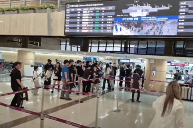 뉴진스가 20일 김포공항에서 일본으로 출국하고 있다./사진=온라인 커뮤니티 갈무리