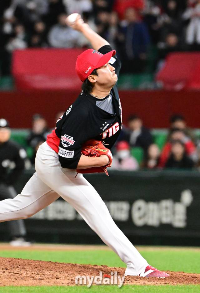 2024년 4월 17일 인천SSG랜더스필드에서 진행된 '2024 신한 SOL 뱅크 KBO 리그' 기아-SSG의 경기.KIA 이준영이 8회말 구원 등판해 역투를 펼치고 있다./마이데일리