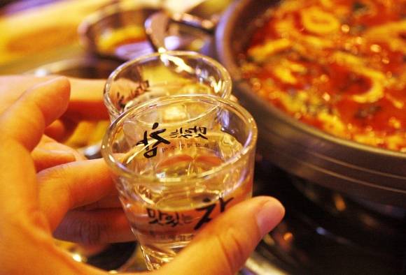 소주는 한국인의 문화를 이해하는데 없어서는 안 되는 음식이다. 13세기 중앙아시아의 증류기술이 몽골을 통해 전해져 소주가 되었다. 한 병이 360 mL인 소주는 약 400㎉의 고열량 음식이다. 최근에는 건강한 음주문화가 확산되면서 젊은 층을 중심으로 도수가 낮은 소주를 찾는 사람들이 늘고 있는 추세이다.