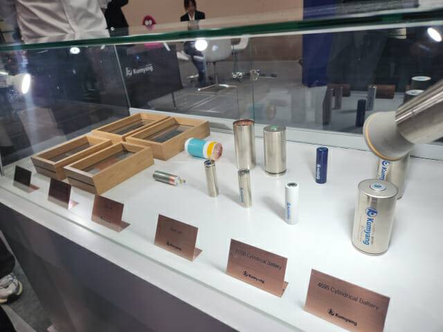 인터배터리 유럽 2024 현장 금양 부스에 전시된 배터리들