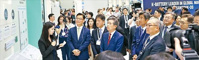 < 獨 뮌헨 달려간 K배터리 수장들 > 박태성 한국배터리산업협회 상근부회장(왼쪽 두 번째), 김연섭 롯데에너지머티리얼즈 대표(세 번째) 등이 20일(현지시간) 독일 뮌헨에서 열린 ‘인터배터리 유럽’에서 부스를 둘러보고 있다. /한국배터리산업협회 제공