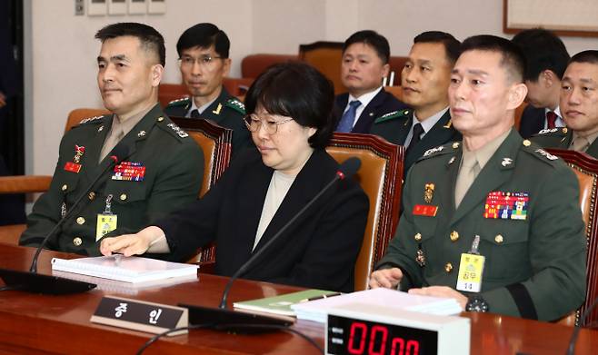 박정훈 전 해병대 수사단장이 채상병 특검법 입법 청문회 증인으로 출석해 "한 사람의 격노로 인해서 이 모든 것이 꼬이고 모든게 엉망진창이 됐고 수많은 사람이 범죄자가 됐다"고 말했다. 사진은 21일 (왼쪽부터) 박 전 단장, 유재은 국방부 법무관리관, 임성근 전 해병대 1사단장이 21일 서울 여의도 국회에서 열린 법제사법위원회 전체회의 채상병 특검법 입법 청문회에 증인으로 출석한 모습. /사진=뉴스1