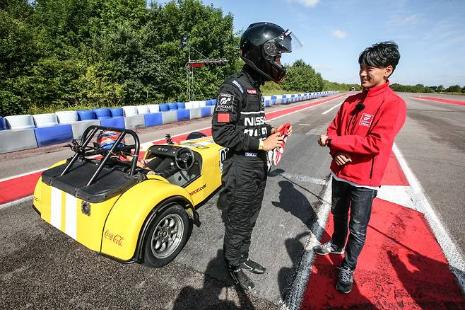 2015년 영국 실버스톤에서 치러진 'GT 아카데미' 아시아 최종 선발전을 앞두고 이정우 선수가 일본인 레이서 치요 카츠마사(오른쪽)에게 조언을 듣고 있다. 탈락한 이정우에게 "포기하지 않았다면 밑바닥부터 다시 시작하라"고 말해준 것도 치요 카츠마사였다. /이정우 제공