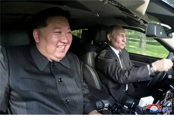2024년 6월 19일 평양에 간 푸틴이 김정은과 함께 탄 러시아제 고급 리무진 아우루스(Aurus)를 직접 몰고 있다. 이 리무진은 푸틴이 김정은에 내린 하사품이었다. 북한에 사치품의 공급, 판매 등을 금지하는 2017년 유엔안보리 결의안 2397조를 조롱하려는 의도가 읽힌다./조선중앙통신