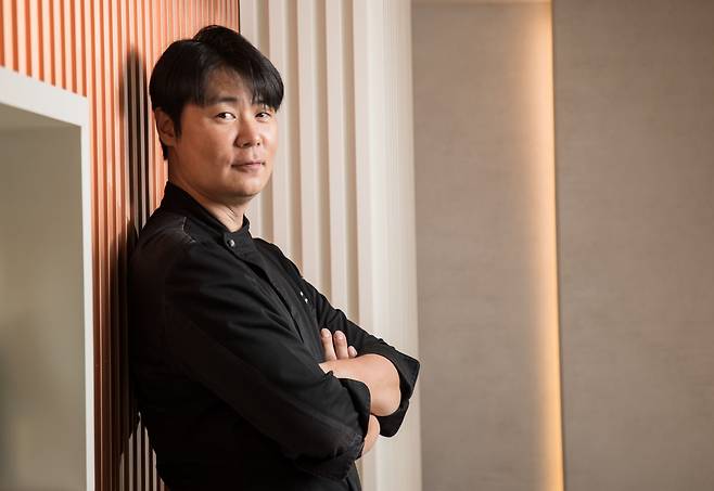 서울 강남구 쵸이닷 레스토랑에서 최현석 셰프가 포즈를 취하고 있다. / 고운호 기자