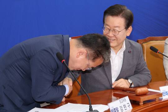 '민주당의 아버지' 발언하고 이재명 대표에게 인사하는 강민구 최고위원. 연합뉴스.