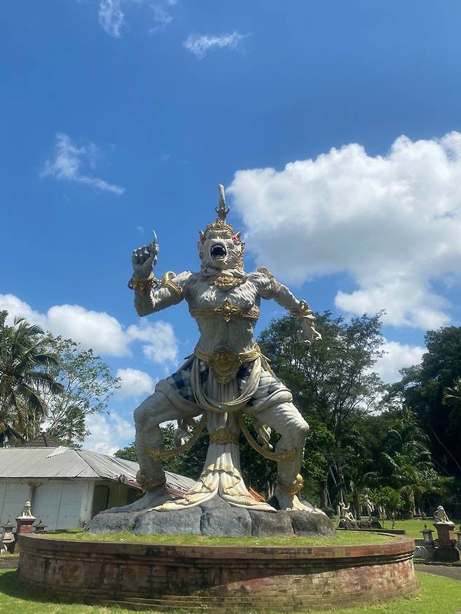 상에 원숭이 숲에 있는 동상.