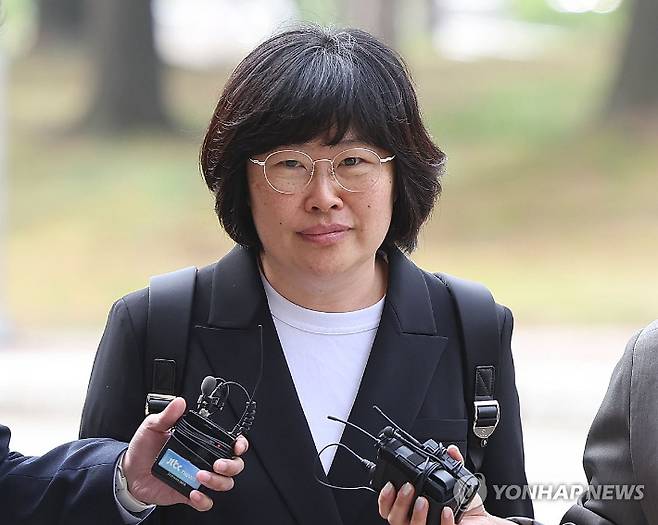 (과천=연합뉴스) 박동주 기자 = 유재은 국방부 법무관리관이 26일 해병대 채모 상병 순직 사건 수사외압 의혹 관련 조사를 받기 위해 정부과천청사 고위공직자범죄수사처(공수처)로 들어가고 있다. 2024.4.26 pdj6635@yna.co.kr 연합뉴스