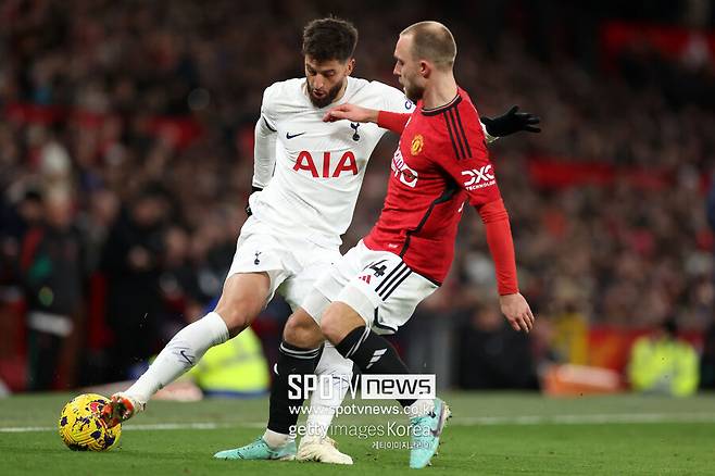 ▲ 영국 매체 \'팀토크\'는 21일(이하 한국시간) \"벤탄쿠르가 엔제 포스테코글루 감독 체제에서 맹활약을 펼쳤음에도 이번 여름 이적 시장에서 팀을 옮길 수 있다\"라고 보도했다. 매체에 따르면 \"갈라타사라이는 벤탄쿠르 측과 만나 개인 조건에 대해 논의했다\"라며 \"우루과의 출신의 페르난도 무슬레라와 루카스 토레이라가 벤탄쿠르 영입에 도움을 줄 것이다\"라고 언급했다.