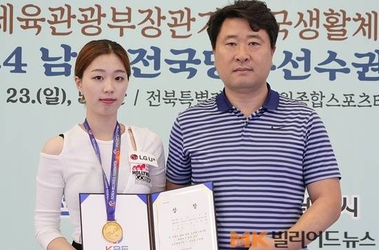 남원 전국당구선수권 여자 포켓10볼에서 우승한 서서아가 시상식 후 진도당구연맹 김연일 회장과 포즈를 취하고 있다.