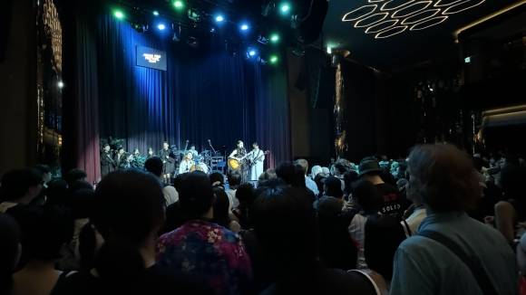 작은 실내공연장에 이랑의 무대를 보기 위한 사람들이 들이찼다.