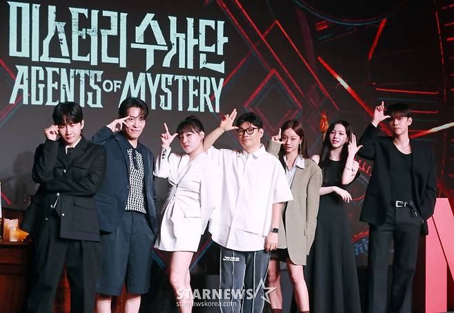 이용진, 존박, 이은지, 정종연 PD, 혜리, 카리나, 김도훈이 18일 오전 서울 마포구 호텔 나루 서울에서 진행된 넷플릭스 예능 '미스터리 수사단' 제작발표회에 참석해 포즈를 취하고 있다. /2024.06.18 /사진=이동훈