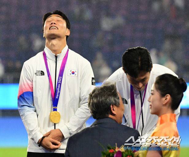 7일 중국 항저우 황룽스포츠센터스타디움에서 대한민국 축구대표팀과 일본의 항저우아시안게임 남자축구 결승전이 열렸다. 축구대표팀이 일본에 2-1 승리하며 금메달을 차지했다. 시상식에서 금메달을 수여 받은 백승호. 항저우(중국)=송정헌 기자songs@sportschosun.com/2023.10.07