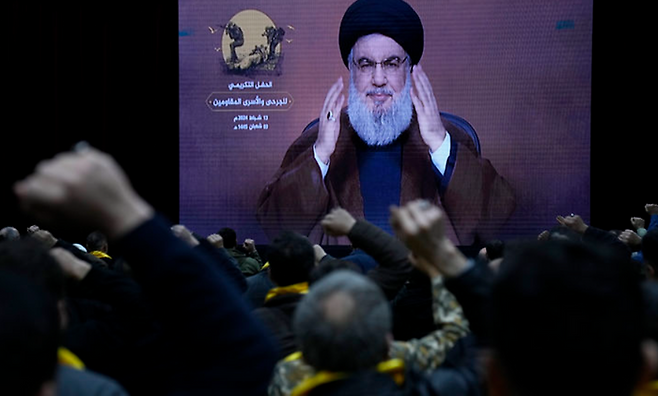 2월 13일 헤즈볼라 지지자들이 레바논 베이루트 남부 교외에서 하산 나스랄라 헤즈볼라 지도자의 영상 연설에 환호하고 있다. ⓒAP/뉴시스