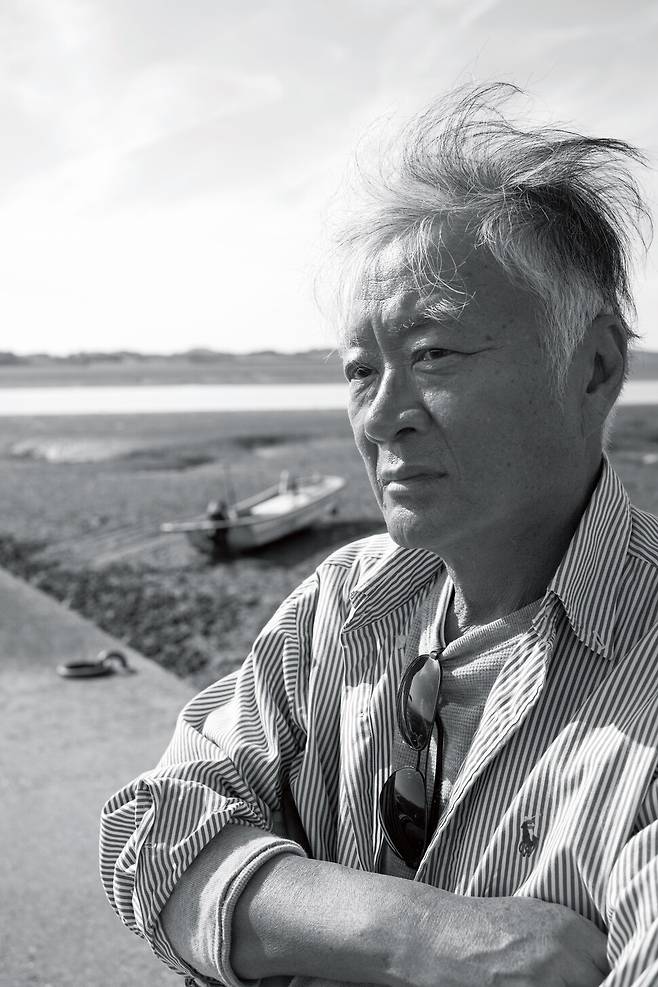 5년 만의 신작 에세이 ‘허송세월’을 펴낸 김훈 작가. 그는 19일 한겨레와의 서면 인터뷰에서 “건강은 좋지 않지만, 겨우 조심조심 살 수는 있다. 술은 못 먹게 되니까 말(言)을 많이 하지 않게 되어서 복되다. 술을 먹지 못하게 되니까, 세상이 환해서 힘들다”고 답했다. ⓒ김영훈 나남출판 제공