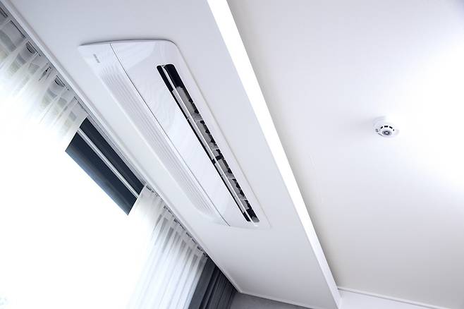 실내 환기를 제때 하지 않으면 실내 공기는 외부 공기보다 오염도가 100배 이상 높아질 수 있다./사진=클립아트코리아