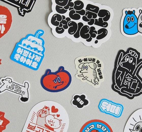 광주에 위치한 문구점 역서사소는 각종 사투리를 활용한 스티커·엽서·유리잔·포장봉투·달력 등을 제작·판매한다.