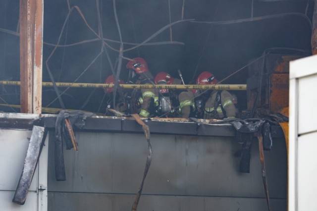 24일 경기도 화성시 서신면 소재 일차전지 제조업체 공장 화재 현장에서 소방대원들이 수색작업을 하고 있다. 연합뉴스