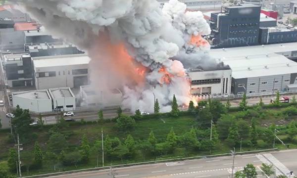 24일 경기도 화성시 서신면 소재 일차전지 제조 업체에서 화재가 발생해 연기와 불길이 치솟고 있다. 연합뉴스