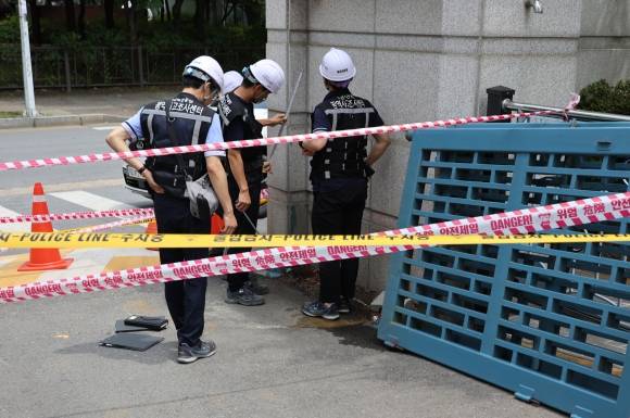 청주 고교서 70대 경비원 철문 깔려 숨져…노동부 조사 - 고용노동부 직원들이 24일 오전 청주 서원구의 한 고등학교 정문에 경비원이 깔려 숨진 사고와 관련해 현장 조사를 실시하고 있다. 2024.6.24 연합뉴스