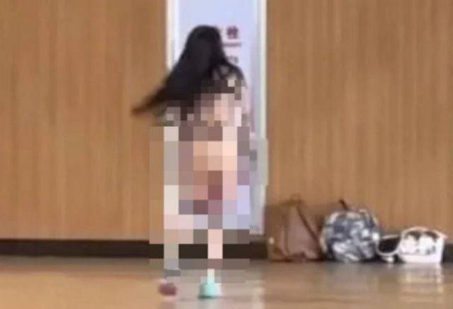 중국의 한 40대 여성이 자신을 버린 남자친구에게 복수하기 위해 대학 캠퍼스를 알몸으로 돌아다니고 있다. /X(옛 트위터)
