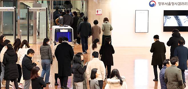 서울 종로구 정부서울청사에서 공무원들이 점심식사를 하러 가는 모습. (ⓒ뉴스1, 무단 전재-재배포 금지)