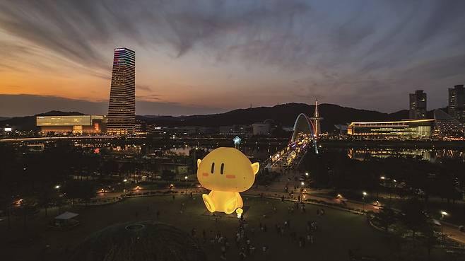 대전의 랜드마크는 바로 여기. 가운데 엑스포다리를 두고 남문광장과 엑스포과학공원, 왼쪽의 대전신세계 Art & Science, 일대 크고 작은 행사가 열린다(사진=대전시)