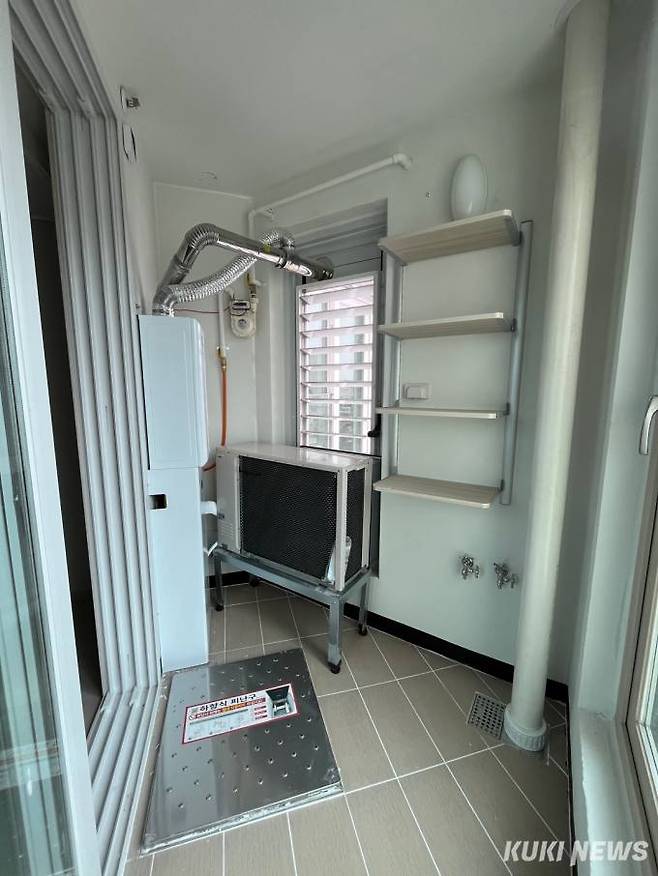 서울 구로구 가리봉동 일대 최초 아파트인 ‘동일 센터시아’ 다용도실 에어컨 실외기와 보일러, 하향식 피난구가 함께 위치해 세탁기를 둘 공간이 없는 모습. 독자제공