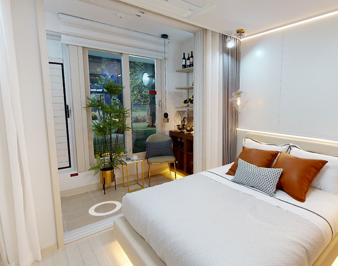 남구로역 동일센타시아 공식 홈페이지 E-모델하우스 42㎡B2 타입 침실과 다용도실 모습. 남구로역 동일센타시아 공식홈페이지 캡처.