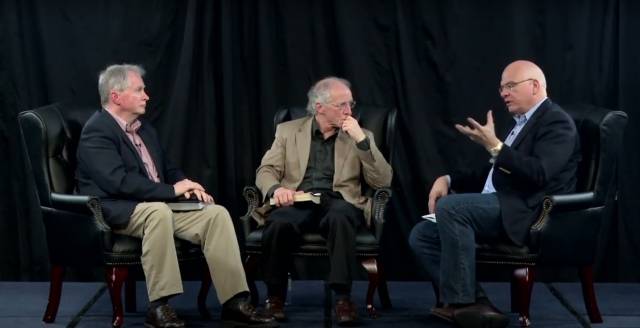 미국 복음연합(TGC)의 주역인 DA 카슨 교수와 존 파이퍼, 팀 켈러 목사가(왼쪽부터) 삼위일체 하나님에 대해 대화하고 있다. TGC 유튜브 캡처