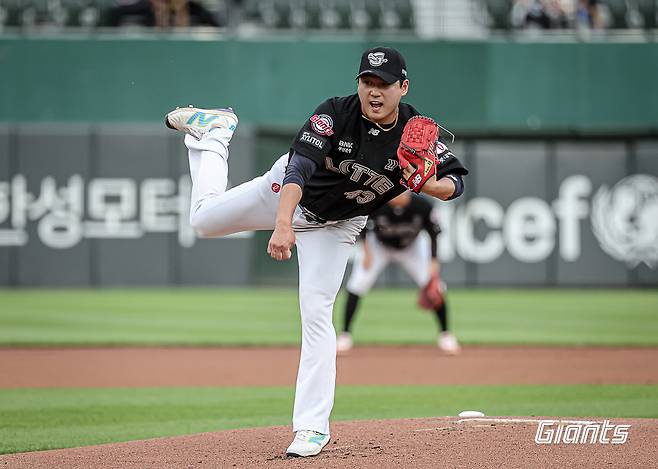 롯데 자이언츠 투수 나균안이 6월 25일 부산 사직야구장에서 열린 2024 신한 SOL Bank KBO리그 KIA 타이거즈와의 팀 간 9차전에 선발등판, 1⅔이닝 7피안타 1피홈런 6볼넷 2탈삼진 8실점으로 부진했다. 사진 롯데 자이언츠