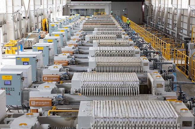 포스코HY클린메탈 공정 중 원료인 블랙매스에서 금속을 추출하고 불순물을 제거하는 침출공정.ⓒ