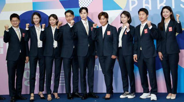 이재후 아나운서(왼쪽부터)와 모델 이현이 송해나, 해설위원 김정환 김준호 박세리 기보배 이원희 홍주연 아나운서가 26일 오전 서울 영등포구 여의도로 KBS 신관 국제회의실에서 열린 ‘2024 파리 하계올림픽 KBS 방송단 발대식 및 기자간담회’에서 포즈를 취하고 있다. 뉴스1