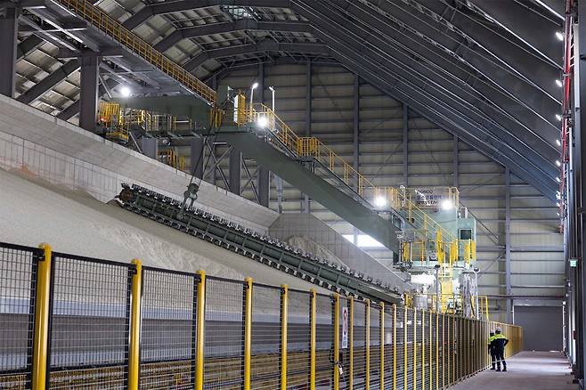 포스코필바라리튬솔루션 직원들이 원료 창고에 적재된 호주산 리튬광석 원료를 살펴보고 있다. 포스코홀딩스