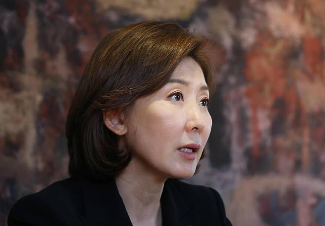 연합뉴스와 인터뷰하는 나경원 의원 (서울=연합뉴스) 신준희 = 국민의힘 7·23 전당대회 대표 선거에 출마한 나경원 의원이 26일 연합뉴스와 인터뷰하고 있다. 2024.6.26