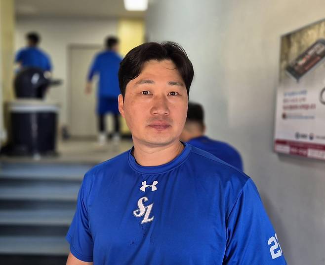 삼성 라이온즈 오승환 (서울=연합뉴스) 김경윤 기자 = 삼성 라이온즈의 마무리 투수 오승환이 25일 서울 잠실구장에서 인터뷰 후 포즈를 취하고 있다. 2024.6.25 cycle@yna.co.kr