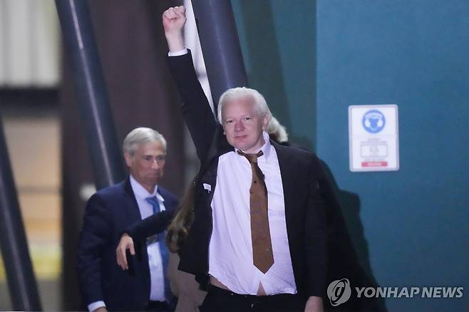 호주 도착한 어산지 (캔버라 AP=연합뉴스) 26일(현지시간) 호주 캔버라에 도착한 어산지가 주먹을 쥐어 올리고 있다. 2024.6.26. photo@yna.co.kr