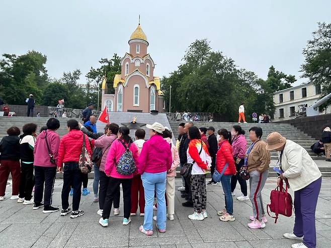 러시아 블라디보스토크의 제2차 세계대전 추모 공간인 ‘영원의 불꽃’ 앞 전경. 중국인 관광객으로 붐빈다. 박현숙 제공
