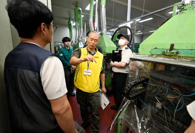 26일 광주 광산구 하남산업단지 한 배터리 관련 제조업체에서 광주시와 시 안전자문단, 소방 관계자들이 안전점검을 하고 있다. 광주=뉴시스