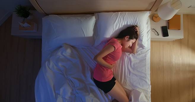 생리를 하는 동안 생리통이 너무 고통스러워 움직이지 못한다면 병원에 내원해 적절한 진단을 받는 게 좋다./사진=클립아트코리아