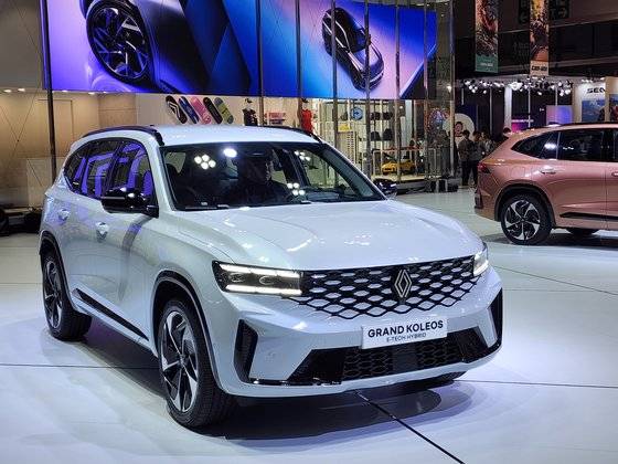 르노코리아는 27일 부산 벡스코에서 열린 '2024 부산모빌리티쇼'에서 D 세그먼트 하이브리드 스포츠유틸리티차(SUV) '뉴 르노 그랑 콜레오스'(이하 그랑 콜레오스)를 선보였다. 박영우 기자