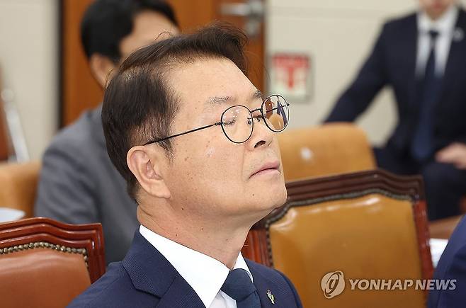 눈감은 이정식 고용노동부 장관 (서울=연합뉴스) 김주형 기자 = 이정식 고용노동부 장관이 27일 오후 국회 환경노동위원회에서 열린 '노란봉투법'(노동조합법 개정안) 입법청문회에 출석해 잠시 눈 감고 있다. 2024.6.27 kjhpress@yna.co.kr