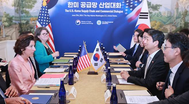 안덕근 산업통상자원부 장관(오른쪽 가운데)과 지나 러몬도(Gina Raimondo) 미국 상무부 장관(왼쪽 가운데)이 27일(현지시간) 미국 워싱턴 D.C. 더 헤이 아담스호텔에서 열린 한미 공급망 산업대화에서 이야기하고 있다. (사진=산업부)