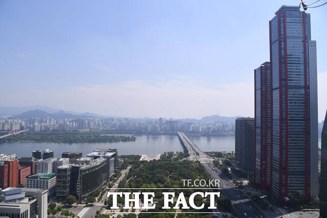 28일 서울 영등포구 여의도공원에서 보름달 모양의 계류식 기구 서울달(SEOULDAL)이 시험 비행하는 가운데, 서울달에서 바라 본 한강 일대의 모습이 보이고 있다.
