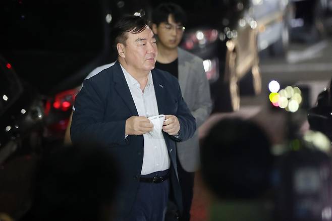 싱하이밍 주한 중국대사가 지난 24일 경기 화성시에 위치한 일차전지 제조 공장 아리셀 화재현장을 방문하고 있다./뉴스1