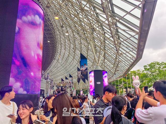 27일 일본 도쿄에 위치한 ‘버니즈 캠프 2024 도쿄돔’을 보러온 버니즈들의 모습. (도쿄=김지혜 기자 jahye2@edaily.co.kr)