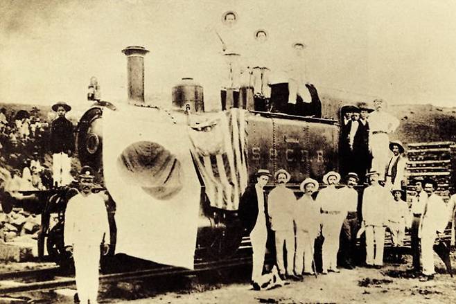 1899년 9월 18일 경인선 개통 당시 모습. 일장기과 성조기가 눈에 띈다. 사진 코레일