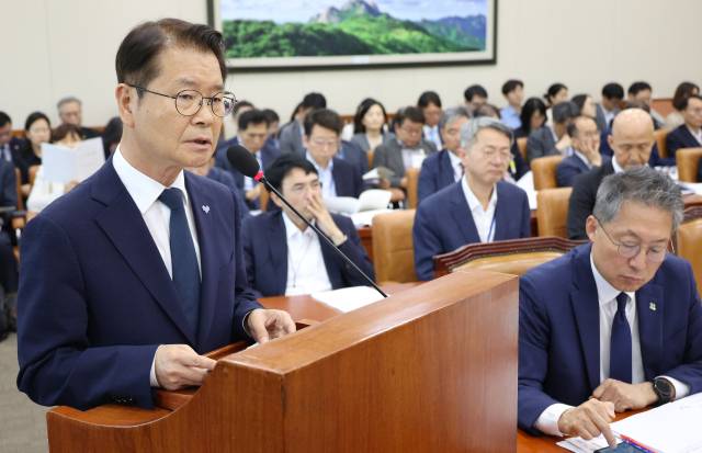 28일 국회에서 열린 환경노동위원회 전체회의. 이정식 고용노동부 장관이 현안 보고를 하고 있다. 연합뉴