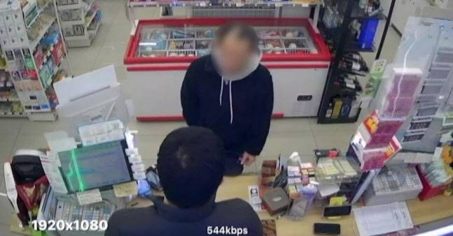 편의점에서 담배를 구매하는 B씨. (사진=연합뉴스)